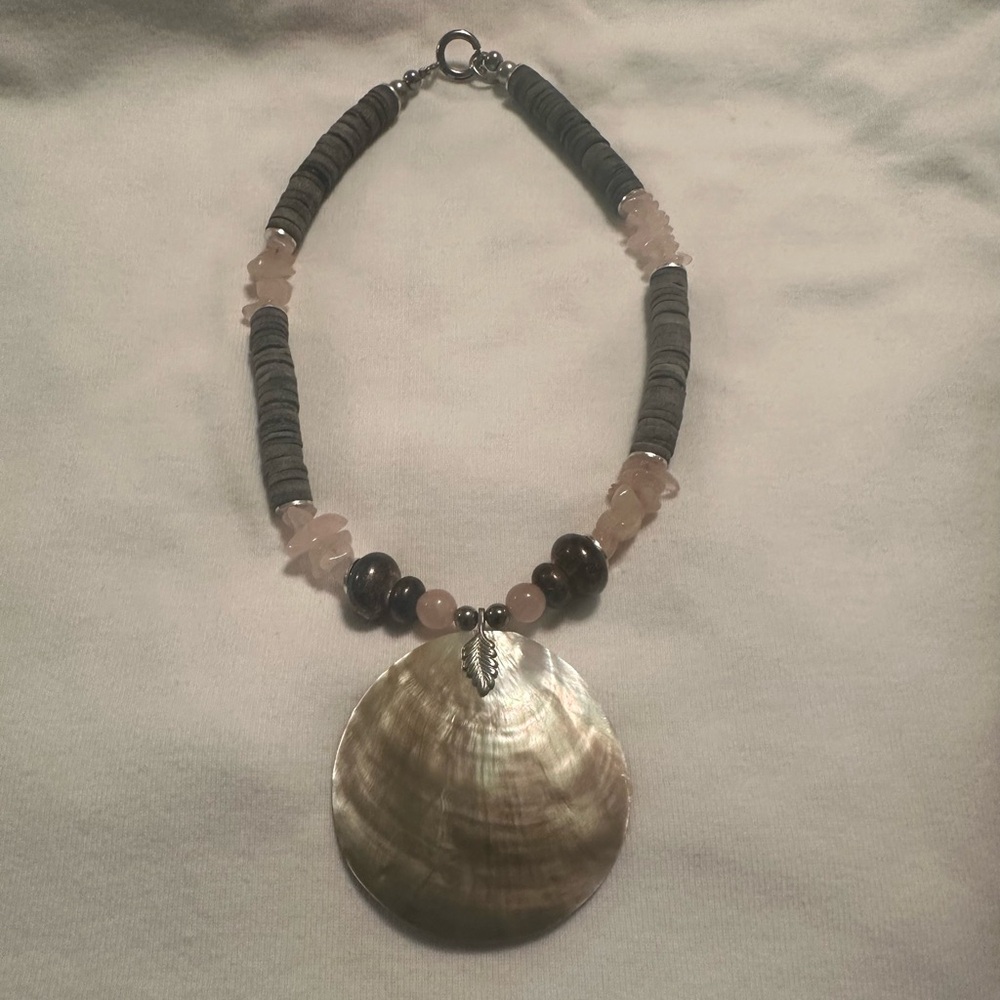 Mother of pearl Elegant Shell Pendant Necklace with Black and Pink Beads